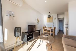 LB Vacation Rentals I Bright 1BR, Minutes from the Beach with Sea and Mountain View