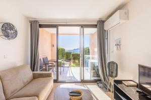 LB Vacation Rentals I Bright 1BR, Minutes from the Beach with Sea and Mountain View