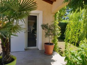 Studio indépendant avec terrasse