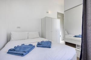 Private suite in a traditional Guest House with shared roof terrace and jacuzzi GOBLU