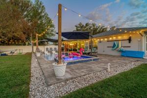 STAY GOLDEN Sleeps 6 Heated Spa Pool Yard Games BBQ W&D