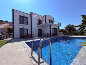 Villa with a full private pool