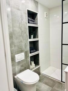 Central & Modern Apartment with Free Parking