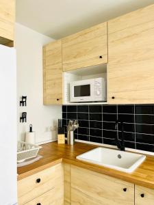 Central & Modern Apartment with Free Parking