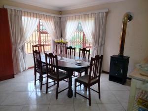 Luxurious Modern 4 bed home with no loadshedding!