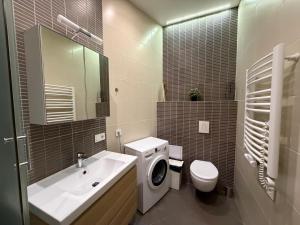 Next to Freedom Monument - 1 Bedroom 4 Guests - Central Location