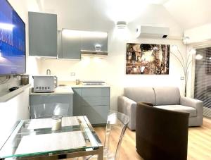 Gorgeous central open space Missori and Vetra subway