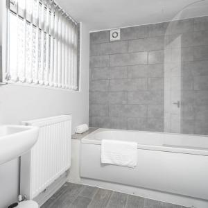Stylish 3Bed House - Sleep 5 - Free On Street Parking - Smethwick - Wi-fi Netflix 11TH