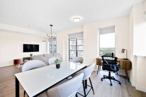 Exquisite 3BR with Den & Complimentary Parking