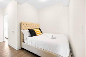 Exquisite 3BR with Den & Complimentary Parking