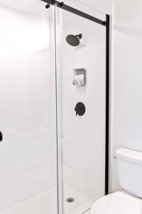 Exquisite 3BR with Den & Complimentary Parking