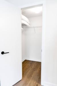 Exquisite 3BR with Den & Complimentary Parking