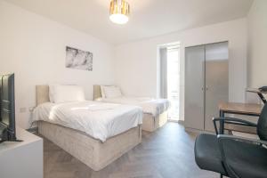 Sunny Westside Two 2BR Flat with City View