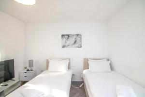 Sunny Westside Two 2BR Flat with City View