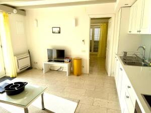 JASMINE DELUXE APARTMENT with super-king bed, large sun terrace and spectacular views