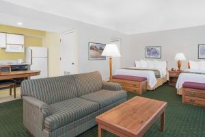Executive Penthouse Suite with Two Queen Beds - Non Smoking room in Hawthorn Suites Green Bay