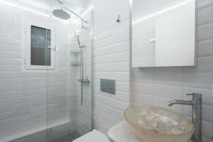 Elegant 2BR Apt Near Acropolis & Metro