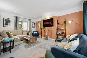 Stylish and Comfortably Large 5-bedroom house