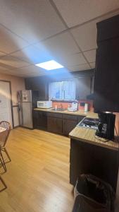 Good 1BR, 1st floor, central AC, free parking