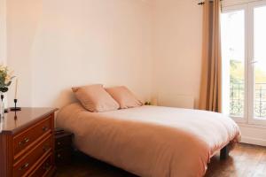 Bright Apartment at the Gates of Paris