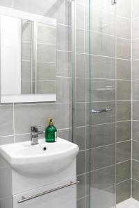 Bright Apartment at the Gates of Paris