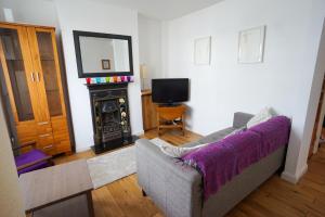 Charming 2 BDR Home with Garden and Light