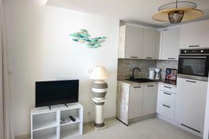 Studio with sea view and pool ideally located