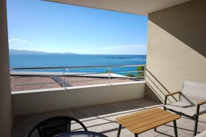 Studio with sea view and pool ideally located
