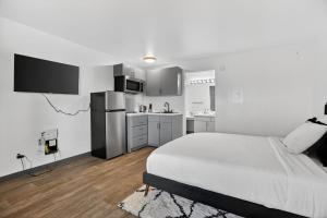 Bright modern studio featuring full kitchenette