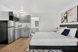 Bright modern studio featuring full kitchenette