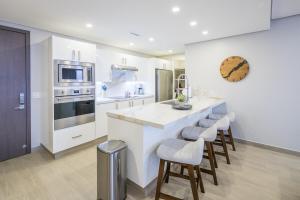 Luxury 2-Bed Condo At Encantame Towers