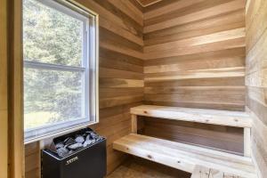 Lovely Chalet with Hot Tub, Sauna & Billiard