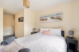 2 Bed Flat - Sleeps 4 - Pets - Parking - Garden