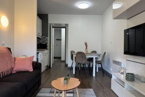 Bright apartment with POOL and GOLFview