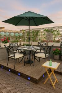 The two bedroom flat with terrace 1 min to Earls Court Station for 5 guests