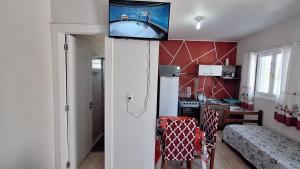 KITNET S2 em TORRES-RS - Na mais bela praia Gaúcha - Cozinha - Banheiro - Ar condicionado - TV smart 32 - Wi-Fi - Estacionamento - Anfitriã Superhost no BnB