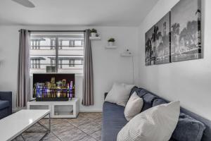 1 BLOCK FROM OCEAN 1 Bedroom in South Beach Collins Avenue