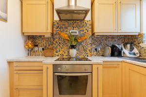 The two bedroom flat with terrace 1 min to Earls Court Station for 5 guests