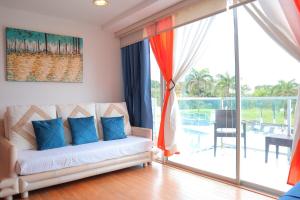 Oceanfront Studio Beach and Pool