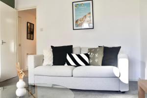 Fully Equipped 1 bedroom flat, Sleeps 4, 8 mins to station - Near Central London