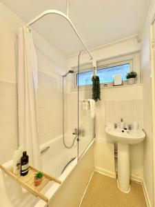 Fully Equipped 1 bedroom flat, Sleeps 4, 8 mins to station - Near Central London