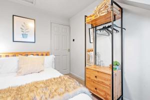 Cosy 3 Bed with Parking