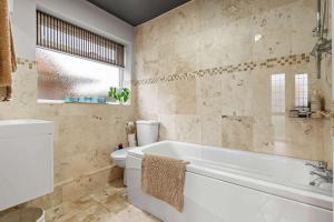 Cosy 3 Bed with Parking