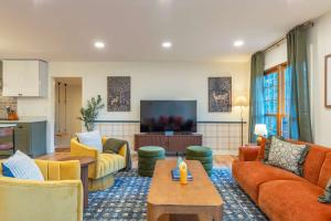 Expansive Deck Sleeps 16 Hot Tub Game Room