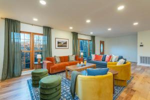 Expansive Deck Sleeps 16 Hot Tub Game Room