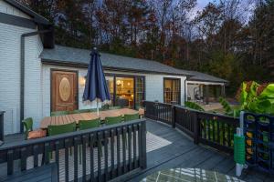 Expansive Deck Sleeps 16 Hot Tub Game Room