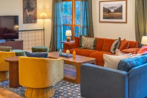 Expansive Deck Sleeps 16 Hot Tub Game Room