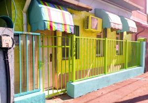 Artsy entire House, fully equipped, 2 rooms, 2 beds, parking, all to yourself!