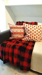 Gelbe Koffer - Design-Maisonette in Schiffweiler - 2 Etagen - Self-Check-in - 2 Parkplätze - WLAN - Balkon & Garten - ruhig - Nähe See & Wald - bis 7 Pers