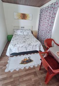 KITNET S4 em TORRES-RS - Confortável com cama casal box, cama de solteiro bicama, televisão, geladeira, micro-ondas, chaleira elétrica, ar-condicionado split - Anfitriã Superhost no BnB